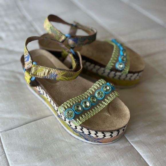 Betsey Johnson Tovaa Wedge Sandal 6 - Picture 15 of 15